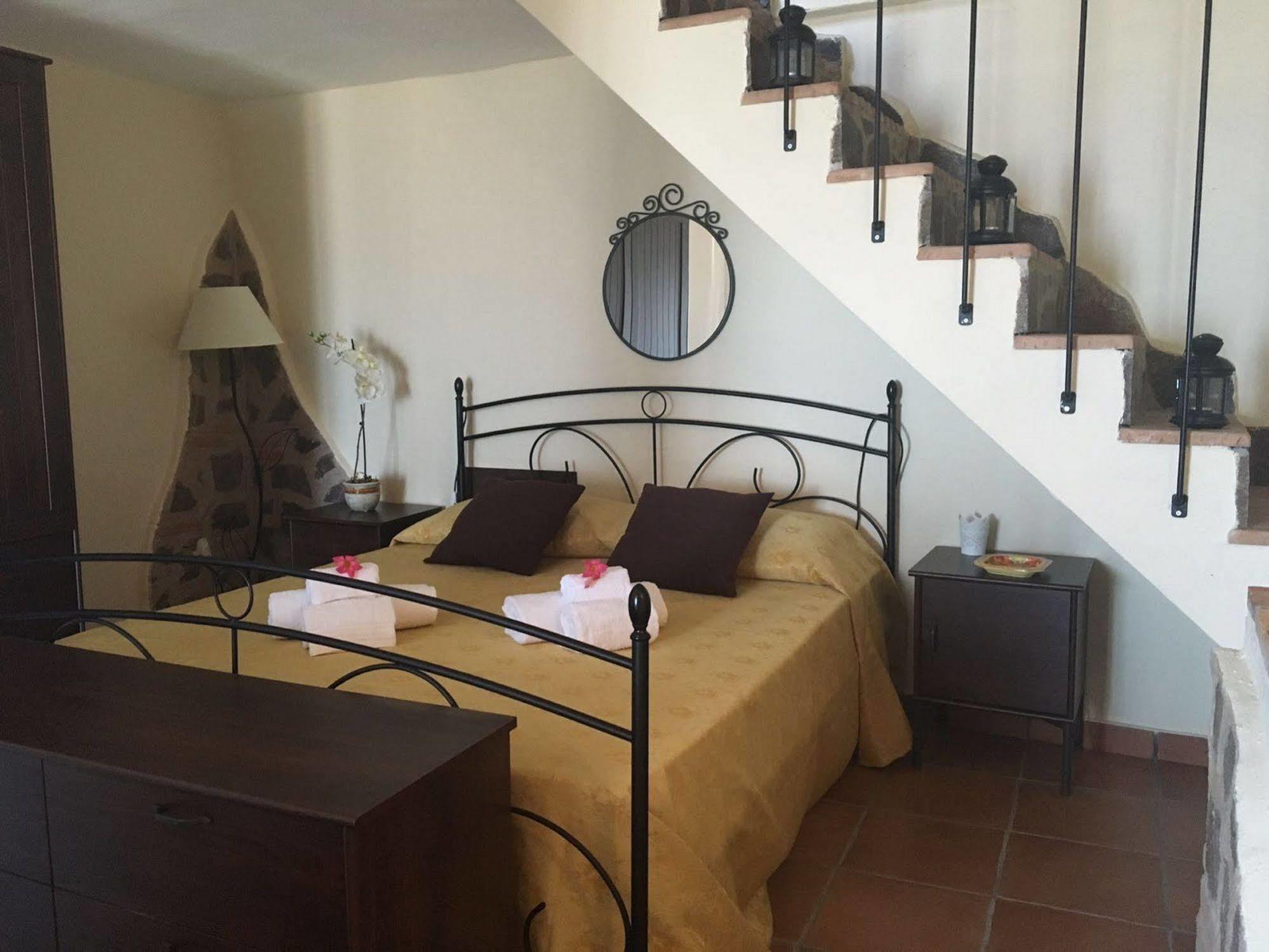 Perla Del Borgo Appartamenti Santa Caterina dello Ionio Luaran gambar